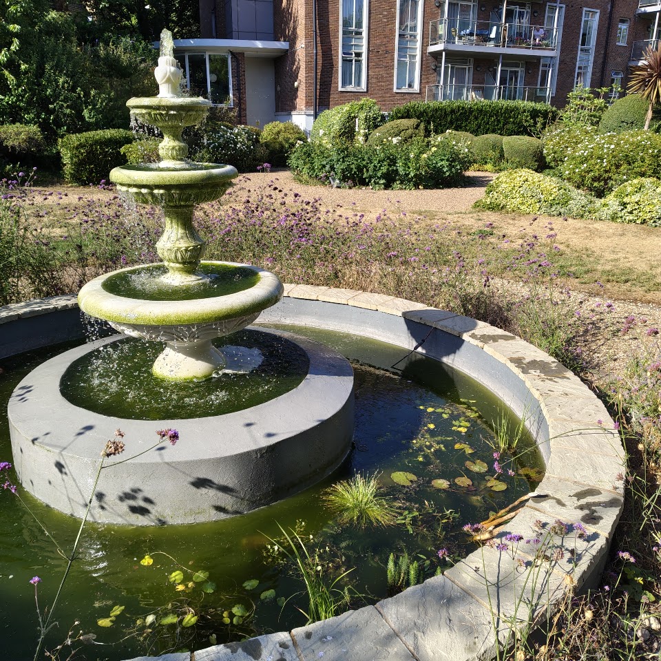 The fountain gone properly green